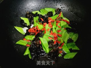 枸杞木耳炒荷兰豆的做法步骤：7