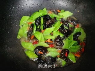 枸杞木耳炒荷兰豆的做法步骤：8