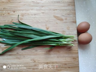 韭菜鸡蛋饼的做法步骤：1