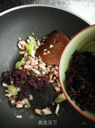 香菇鸡蛋炒紫米饭的做法步骤：5