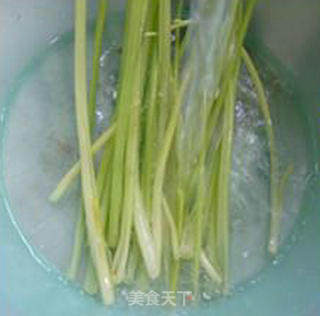黄花菜瘦肉丝炒芹菜的做法步骤：4