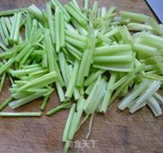 黄花菜瘦肉丝炒芹菜的做法步骤：5