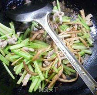 黄花菜瘦肉丝炒芹菜的做法步骤：9