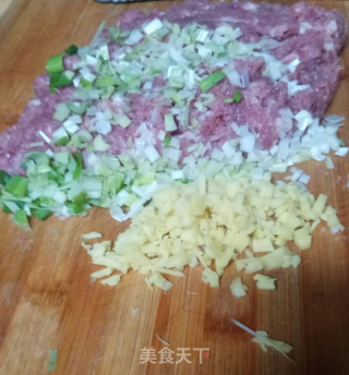 水萝卜肉丸汤的做法步骤：2