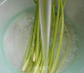 芹菜炒鹅胗的做法步骤：3