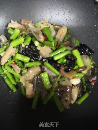 海参炒芦笋的做法步骤：5