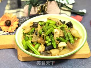 海参炒芦笋的做法步骤：8