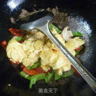 青红椒香菇炒鸡蛋的做法步骤：11