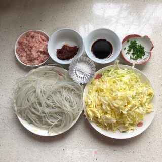 包菜炒粉丝的做法步骤：1