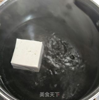 香椿苗拌豆腐的做法步骤：2