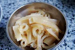 洋葱炒猪肉皮的做法步骤：2