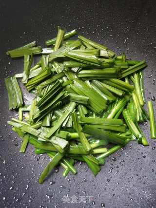 韭菜炒虾皮的做法步骤：4