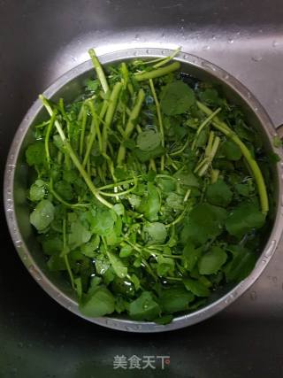 西洋菜煲鸡脚花生眉豆汤的做法步骤：1