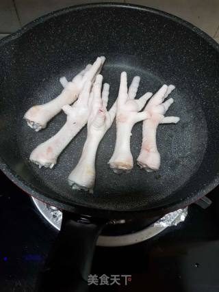 西洋菜煲鸡脚花生眉豆汤的做法步骤：3