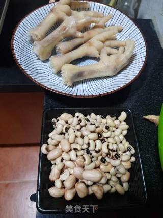 西洋菜煲鸡脚花生眉豆汤的做法步骤：4