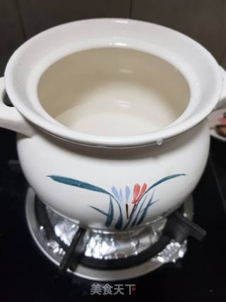 西洋菜煲鸡脚花生眉豆汤的做法步骤：5