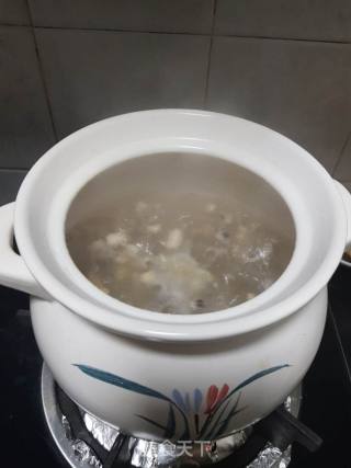 西洋菜煲鸡脚花生眉豆汤的做法步骤：6