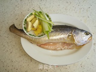 红烧黄花鱼的做法步骤：1