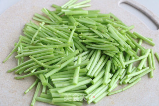 芦蒿炒豆干的做法步骤：2