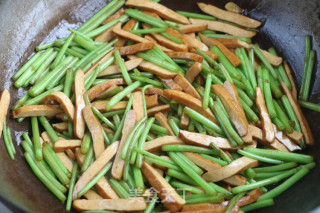 芦蒿炒豆干的做法步骤：6