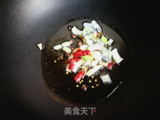 蕃茄辣椒炖鸡翅中的做法步骤：5