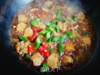 蕃茄辣椒炖鸡翅中的做法步骤：10