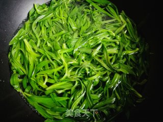 面条菜炒粉条的做法步骤：2