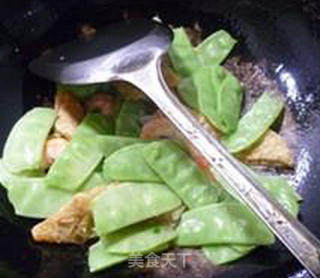 虾肉腐皮卷炒扁豆的做法步骤：6