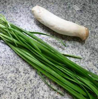 韭菜虾皮炒杏鲍菇的做法步骤：1