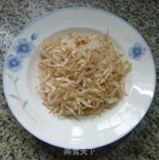 韭菜虾皮炒杏鲍菇的做法步骤：2
