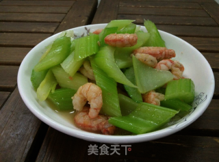 西芹虾仁的做法步骤：5