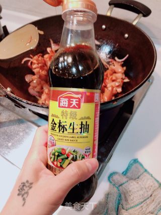 青椒炒脆皮肠的做法步骤：6