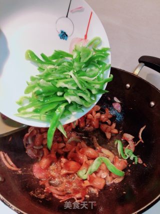 青椒炒脆皮肠的做法步骤：8