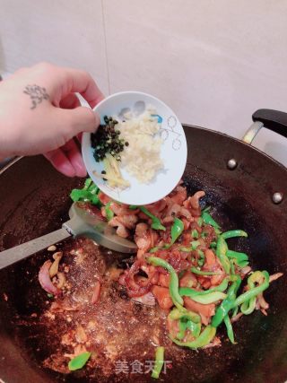 青椒炒脆皮肠的做法步骤：9