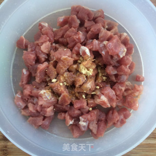 牛肉丁炒蒜苔的做法步骤：2