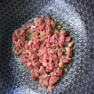 牛肉丁炒蒜苔的做法步骤：3