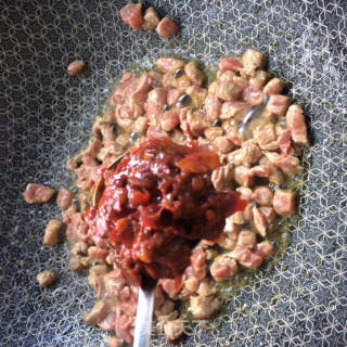 牛肉丁炒蒜苔的做法步骤：4