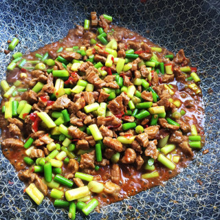 牛肉丁炒蒜苔的做法步骤：5