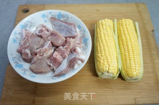 排骨玉米汤的做法步骤：1
