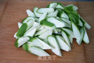 丝瓜炒油条的做法步骤：3