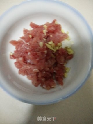 白菜猪肉馅煎包的做法步骤：1