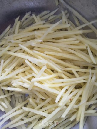 青椒土豆丝的做法步骤：2