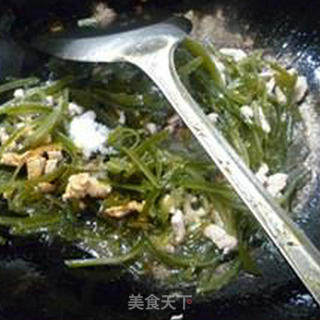 瘦肉丝炒海带丝的做法步骤：7