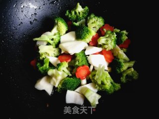 西兰花炒茭白的做法步骤：5