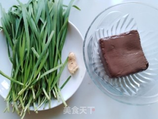 韭菜炒鸭血的做法步骤：1