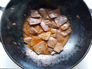 韭菜炒鸭血的做法步骤：7