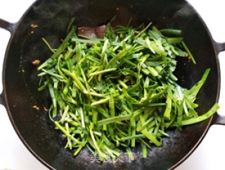 韭菜炒鸭血的做法步骤：8