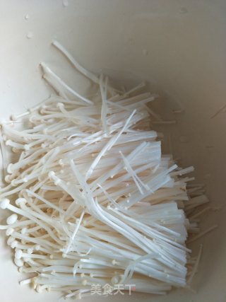 金针菇炒肉片的做法步骤：2