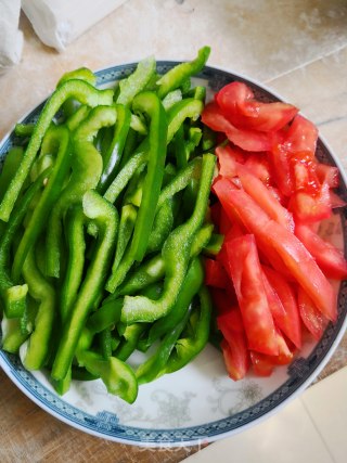 菜椒肉丝的做法步骤：2