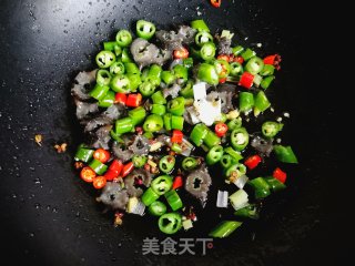 海参烘炒鸡蛋的做法步骤：6